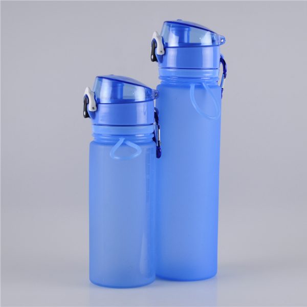 500ml-700ml-flip-top-silicone-water-bottle-with-attachable-carabiner (1)
